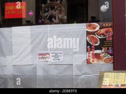 London, Großbritannien. Februar 2021, 12th. Geschlossene Restaurants. Die Straßen in Chinatown sind fast menschenleer. Heute ist chinesisches Neujahr und normalerweise würden die Straßen von Chinatown voller Menschen sein. In diesem Jahr feiert China das Jahr des Ochsen. Leere Straßen und geschlossene Restaurants in Chinatown, während England in Lockdown weitergeht.normalerweise würde es eine große Parade geben. Dieses Jahr ist die Feier online. Kredit: Mark Thomas/Alamy Live Nachrichten Stockfoto
