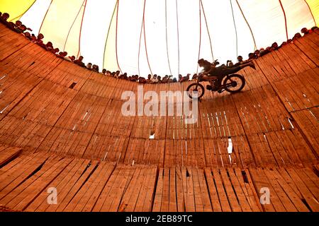 (210212) -- BOGURA, 12. Februar 2021 (Xinhua) -- EIN Stuntfahrer tritt auf der Holzwand während einer Messe in Bogra, Bangladesch, am 10. Februar 2021 auf. (Xinhua) Stockfoto