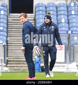 BT Murrayfield Stadium, Edinburgh.Schottland UK,12th Feb 21. Schottland Rugby Squad Trainingseinheit für das Guinness Six Nations Spiel gegen Wales Schottland Cheftrainer Gregor Townsend in einer selbstbewussten Stimmung . Kredit: eric mccowat/Alamy Live Nachrichten Stockfoto