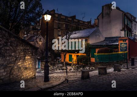 Paris, Frankreich - 11. Februar 2021: Altes Cabaret Au Lapin Agile im Viertel Montmartre. Im Kabarett kamen Pariser Bohemier: Picasso, Renoir, Ver Stockfoto