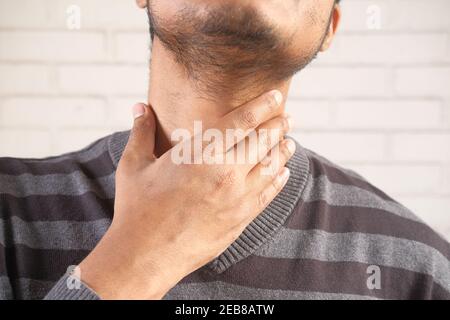 Unerkannte Mann, der Kehlschmerz aus der Nähe leidet Stockfoto