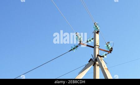 Eckübertragung Turm der Hochspannungs-Oberleitung oben. Dehnungsglas Isolatoren, besteht aus der Montage der Aufhängung Isolatoren, Aufhängung Stockfoto