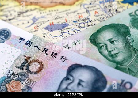 Yuan-Banknoten auf der Karte von China. Konzept für chinesische Wirtschaft, Investitionen und Handel in Asien Stockfoto