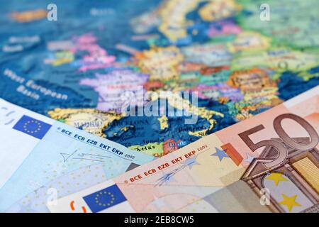 Euro-Banknoten auf der Europakarte. Konzept der Eurozone, der europäischen Wirtschaft, der Börse in der EU Stockfoto