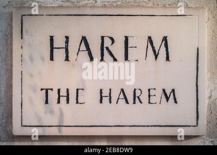 Istanbul, Türkei - Januar 4 2012: Das Harem-Zeichen auf einer Steintafel am osmanischen Topkapi-Palast. Stockfoto