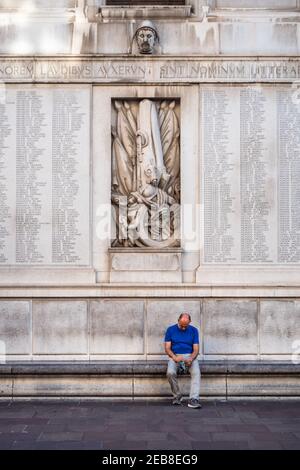 Padua, Italien - August 15 2020: Gedenkstätte für die im Ersten Weltkrieg getöteten Soldaten oder die Grande Guerra auf dem Moretti Scarpari Flügel des Rathauses Pa Stockfoto