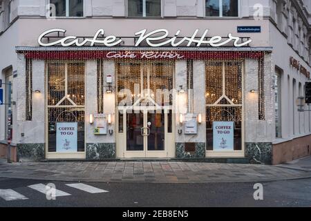 Wien, Österreich - Decembter 19 2020: Cafe Ritter Exterior, ein traditionelles Wiener Kaffeehaus im Mariahilf-Viertel. Stockfoto