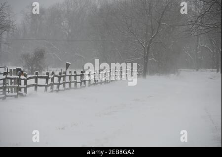 VEREINIGTE STAATEN - 02-01-21: Starke Winde verursachten Driften entlang Foggy Bottom Road in der Nähe von Bluemont. WESTERN Loudoun hatte den ganzen Tag schweren nassen Schnee mit Tota Stockfoto