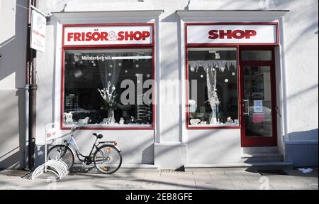 München, Deutschland. Februar 2021, 12th. Ein Fahrrad ist vor einem Friseursalon geparkt, der im Rahmen der Corona-Maßnahmen geschlossen ist. Quelle: Tobias Hase/dpa/Alamy Live News Stockfoto