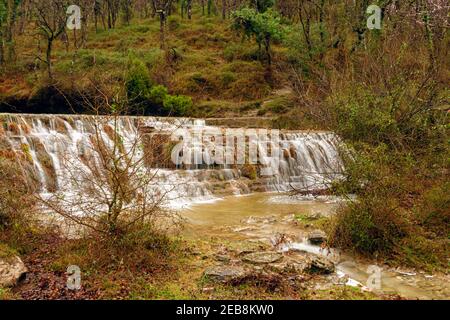 Wilder Wasserfall in vizcaya in spanien in der Stadt Delika im Fluss nervion Stockfoto