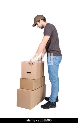 Lieferung Mann trägt Kappe, in voller Länge Porträt. Postarbeiter bereit zu tragen und liefern die Paketkästen, isoliert auf weiß. Kurier Paket verteilen Stockfoto