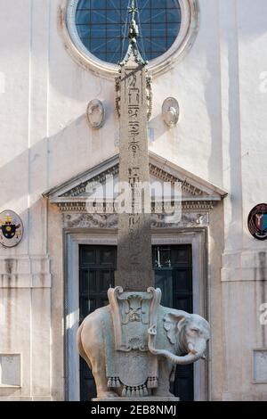 Elefant und Obelisk, entworfen vom italienischen Künstler Gian Lorenzo Bernini. Es wurde im Jahr 1667 auf der Piazza della Minerva in Rom, neben Th enthüllt Stockfoto