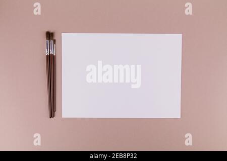 Ein Pinsel für die Malerei auf dem Tisch in der Nähe eines weißen Blatt Papier Stockfoto