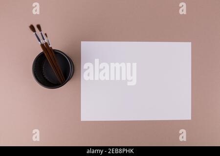 Ein Pinsel für die Malerei auf dem Tisch in der Nähe eines weißen Blatt Papier Stockfoto