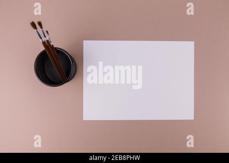 Ein Pinsel für die Malerei auf dem Tisch in der Nähe eines weißen Blatt Papier Stockfoto