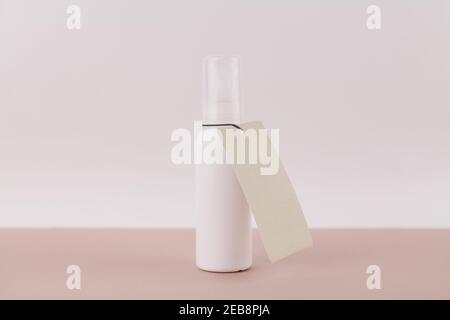 Ein unbeschriftete Preisschild auf weißem Glas für Shampoo oder Kosmetik auf weißem Hintergrund Stockfoto
