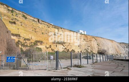 Brighton UK 12th February 2021 - der undercliff Walk von Brighton Marina wurde geschlossen, nachdem Passanten vor kurzem von herabfallenden Kalkschutt und Felsen getroffen wurden : Credit Simon Dack / Alamy Live News Stockfoto