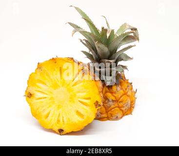 Reife leckere Baby Ananas in der Hälfte über weißem Hintergrund geschnitten Stockfoto