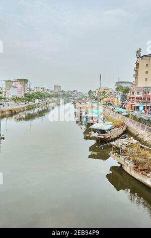 Blumenmarkt an einem Fluss in Ho Chi Minh Stadt, Vietnam. Die Händler präsentieren ihre Blumen auf Booten für Kunden zu kaufen. Februar 2021. Stockfoto