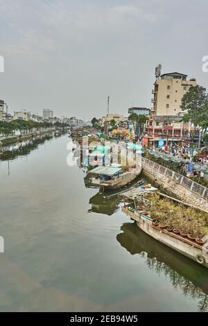 Blumenmarkt an einem Fluss in Ho Chi Minh Stadt, Vietnam. Die Händler präsentieren ihre Blumen auf Booten für Kunden zu kaufen. Februar 2021. Stockfoto