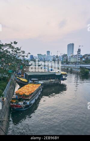 Blumenmarkt an einem Fluss in Ho Chi Minh Stadt, Vietnam. Die Händler präsentieren ihre Blumen auf Booten für Kunden zu kaufen. Februar 2021. Stockfoto