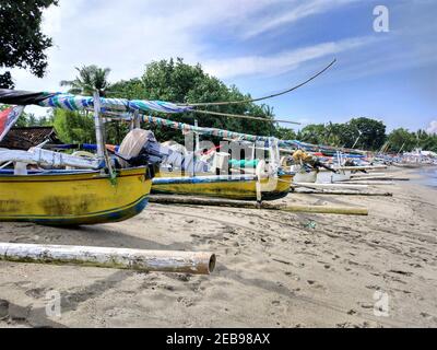 Traditionelles Boot der Lombok-Leute am Senggigi-Strand, gelegen an sandigen Ufern Stockfoto