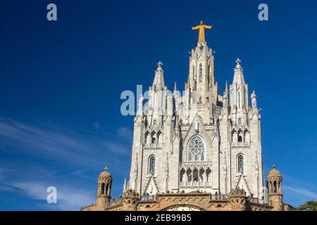 Tibidabo-Kirche: Ein spiritueller Zufluchtsort auf dem Gipfel von Barcelona, wo Glaube auf Panoramaschicht trifft und Trost und beeindruckende Aussichten bietet Stockfoto