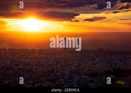 Barcelonas bezaubernder Sonnenaufgang von Tibidabo: Ein goldener Umhang über die berühmte Skyline der Stadt, der den Zauber eines neuen Tages einfängt Stockfoto