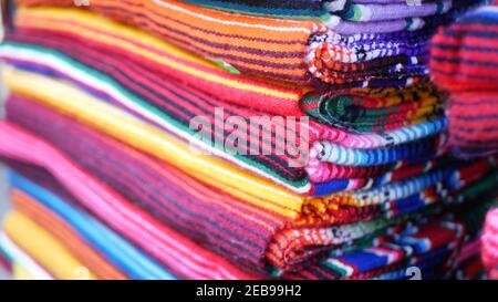Bunte mexikanische Wolle Serape Decken Textur. Gewebtes, dekoratives, lebendiges Textil mit authentischem lateinamerikanischem Muster. Gestreifte mehrfarbige Qualität für Stockfoto