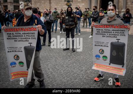 Mitglieder der Polizeigewerkschaften der Guardia Civil und der Policia Nacional nehmen an einem Protest in Barcelona Teil und fordern Verbesserungen für ihre Situation in der katalanischen Region. Die spanischen Polizeigewerkschaften erhielten zwei Tage vor den Wahlen in Katalonien die Unterstützung der Gewerkschaftsparteien VOX und Ciudadanos. Stockfoto