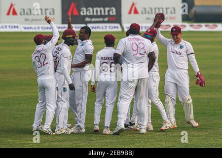 West Indies Cricketspieler feiern nach der Entlassung von Bangladeshs Spieler am zweiten Tag des zweiten Test Cricket Match zwischen West Indies und Bangladesch im Sher-e-Bangla National Cricket Stadium. Stockfoto