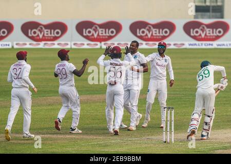 West Indies Cricketspieler feiern nach der Entlassung von Bangladeshs Soumya Sarkar am zweiten Tag des zweiten Test Cricket-Spiels zwischen West Indies und Bangladesch im Sher-e-Bangla National Cricket Stadium. Stockfoto