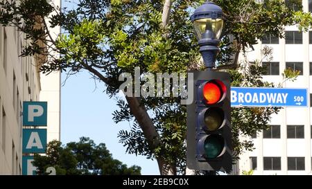 Broadway Straßenname, odonym Schild und Ampel auf Säule in USA. Straßenkreuzung in der Innenstadt der Stadt. Kreuzung in städtischen zentralen Business-Distr Stockfoto