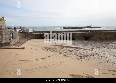 Mousehole,Cornwall,UK,12th. Februar 2020,Kanalrohrreparatur im Mousehole Hafen ist der Hafen leer von allen Booten bis auf ein Schlauchboot, da Arbeiter aus South West Wasser das defekte Rohr reparieren. Es gibt einen Hinweis auf dem Harbourside, der lautet: Rat gegen das Baden. Eine Abwasserleitung im Hafen ist derzeit defekt und die Entladung in den Hafen, die Badegewässerqualität beeinflussen kann"Quelle: Keith Larby/Alamy Live News Stockfoto