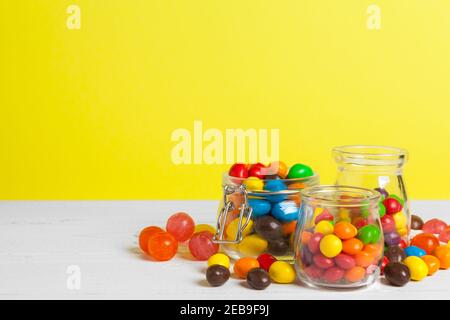 Flaschen mit süßen Bonbons auf dem Tisch Stockfoto