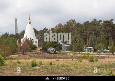 Sewastopol, Krim, Russland - 28. Juli 2020: Die Landschaft des Gedächtniskomplexes Sapun Berg mit dem Blick auf den Tempel-Kapelle St. Georg Wiktor Stockfoto