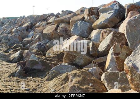 RIP Rap aka Rock Armor aka Shot Rock am Marazion Strand. Die Meeresschutzmauern schützen den Strand vor Küstenerosion Stockfoto