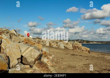 RIP Rap aka Rock Armor aka Shot Rock am Marazion Strand. Die Meeresschutzmauern schützen den Strand vor Küstenerosion Stockfoto