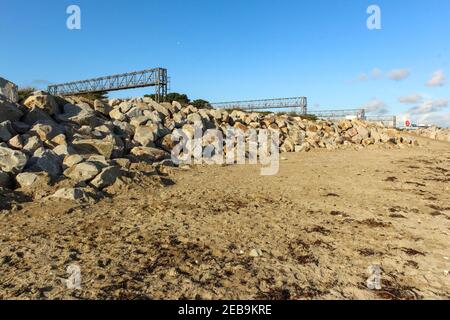 RIP Rap aka Rock Armor aka Shot Rock am Marazion Strand. Die Meeresschutzmauern schützen den Strand vor Küstenerosion Stockfoto