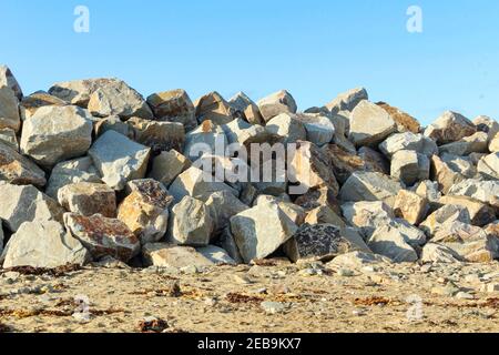 RIP Rap aka Rock Armor aka Shot Rock am Marazion Strand. Die Meeresschutzmauern schützen den Strand vor Küstenerosion Stockfoto