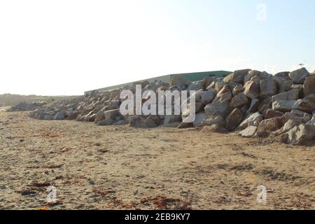 RIP Rap aka Rock Armor aka Shot Rock am Marazion Strand. Die Meeresschutzmauern schützen den Strand vor Küstenerosion Stockfoto