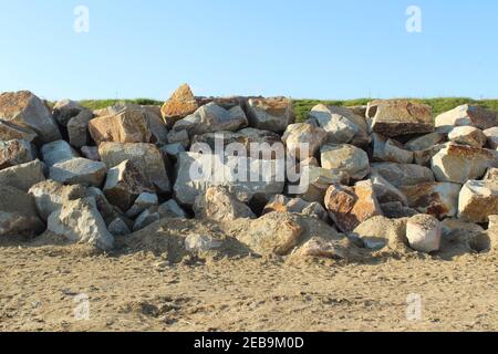 RIP Rap aka Rock Armor aka Shot Rock am Marazion Strand. Die Meeresschutzmauern schützen den Strand vor Küstenerosion Stockfoto