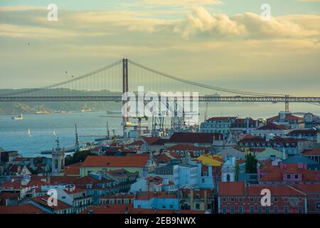 Panorama über die Dächer der Vasco da Gama Brücke in Lissabon. Stockfoto