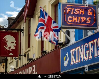 Neon Fish & Chips Schild neben der Unionsflagge von Großbritannien. Stockfoto