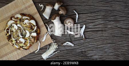 Hausgemachte Pilzpizza auf einem Holztisch Hintergrund Stockfoto