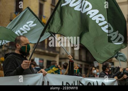 Barcelona, Spanien. Februar 2021, 12th. Polizeibeamte der Nationalen Polizei und der Guardia Civil winken Flaggen, als sie gegen die Aufgabe der Regierung protestieren und für die Erklärung Kataloniens als "Sonderzone" ähnlich dem Baskenland, da sie unter Angriffen, Belästigungen und Hass leiden.Quelle: Matthias Oesterle/Alamy Live News Stockfoto