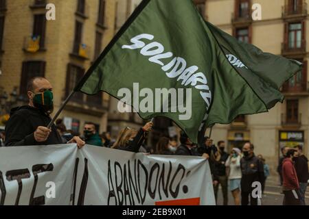 Barcelona, Spanien. Februar 2021, 12th. Polizeibeamte der Nationalen Polizei und der Guardia Civil winken Flaggen, als sie gegen die Aufgabe der Regierung protestieren und für die Erklärung Kataloniens als "Sonderzone" ähnlich dem Baskenland, da sie unter Angriffen, Belästigungen und Hass leiden.Quelle: Matthias Oesterle/Alamy Live News Stockfoto