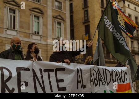 Barcelona, Spanien. Februar 2021, 12th. Polizeibeamte der Nationalen Polizei und der Guardia Civil winken Flaggen, als sie gegen die Aufgabe der Regierung protestieren und für die Erklärung Kataloniens als "Sonderzone" ähnlich dem Baskenland, da sie unter Angriffen, Belästigungen und Hass leiden.Quelle: Matthias Oesterle/Alamy Live News Stockfoto