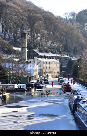 The Lady in Red, Rochdale Canal, Hebden Bridge, West Yorkshire Stockfoto