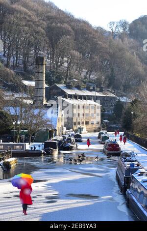 The Lady in Red, Rochdale Canal, Hebden Bridge, West Yorkshire Stockfoto